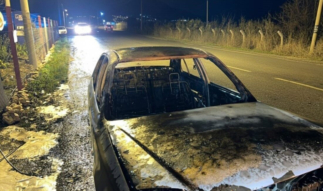 Manisa’nın Kırkağaç ilçesine bağlı Bakır Mahallesi’nde seyir halindeki bir otomobil