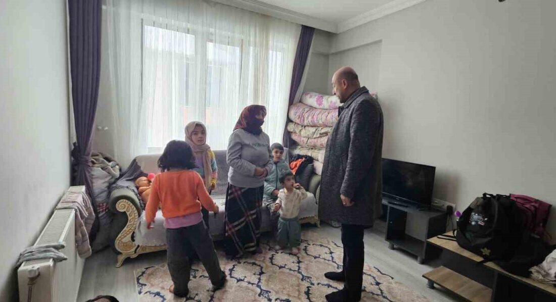 Muş’un Hasköy ilçesinde soğuk kış günlerinde eski toprak evde yaşayan