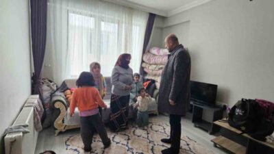 Muş’un Hasköy ilçesinde soğuk kış günlerinde eski toprak evde yaşayan