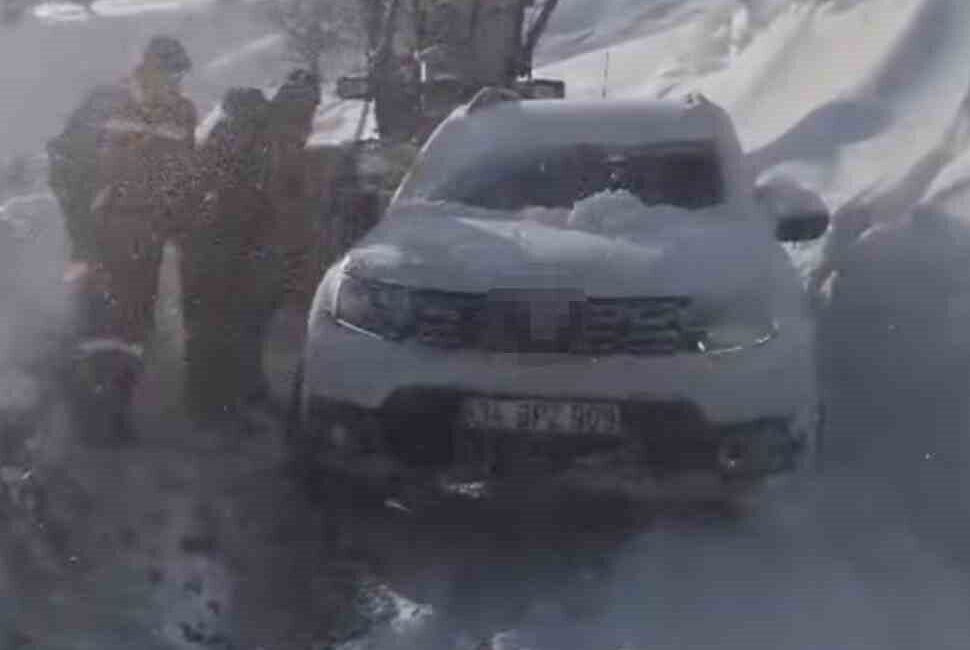 Diyarbakır’ın Çüngüş ilçesinde hasta nakli yapan araç, içinde bulunan 4