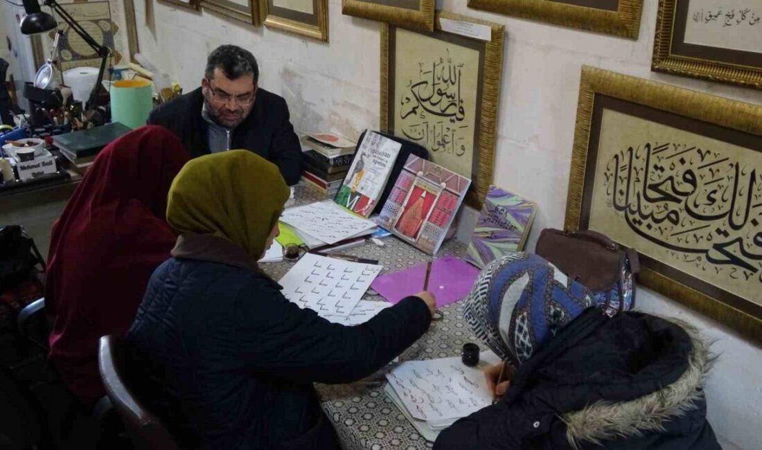 Gaziantep’te 40 yıldır gönül verdiği hat sanatında yüzlerce kişiye eğitim