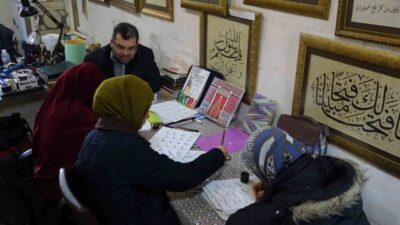 Gaziantep’te 40 yıldır gönül verdiği hat sanatında yüzlerce kişiye eğitim