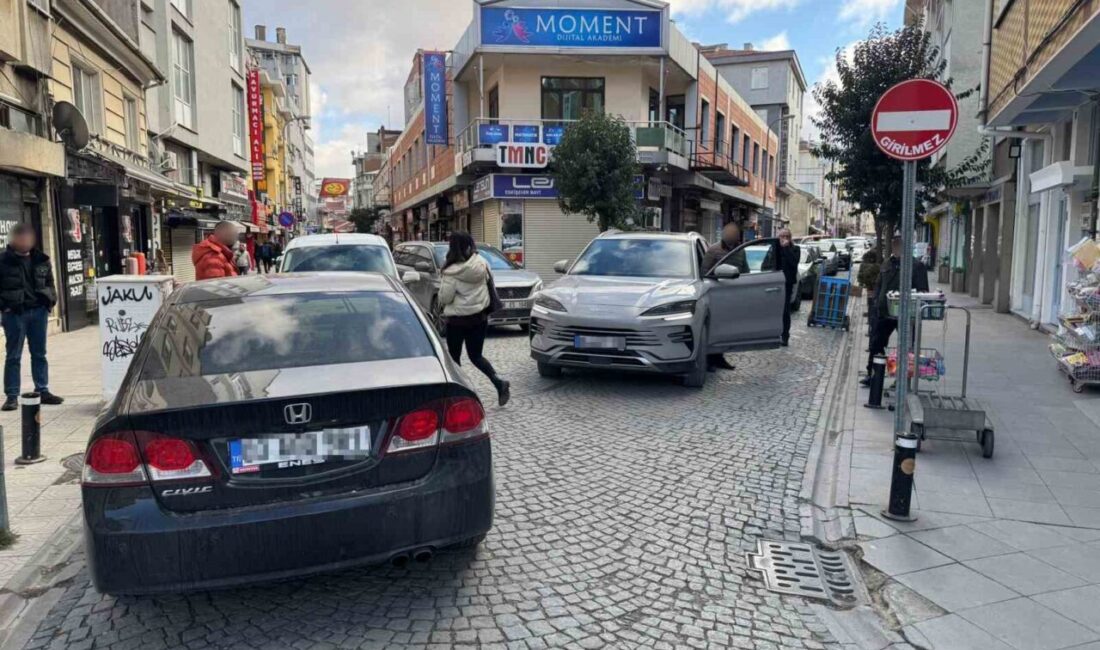 Eskişehir’de iki sokağın kesişiminde hatalı park edilen bir otomobil nedeniyle