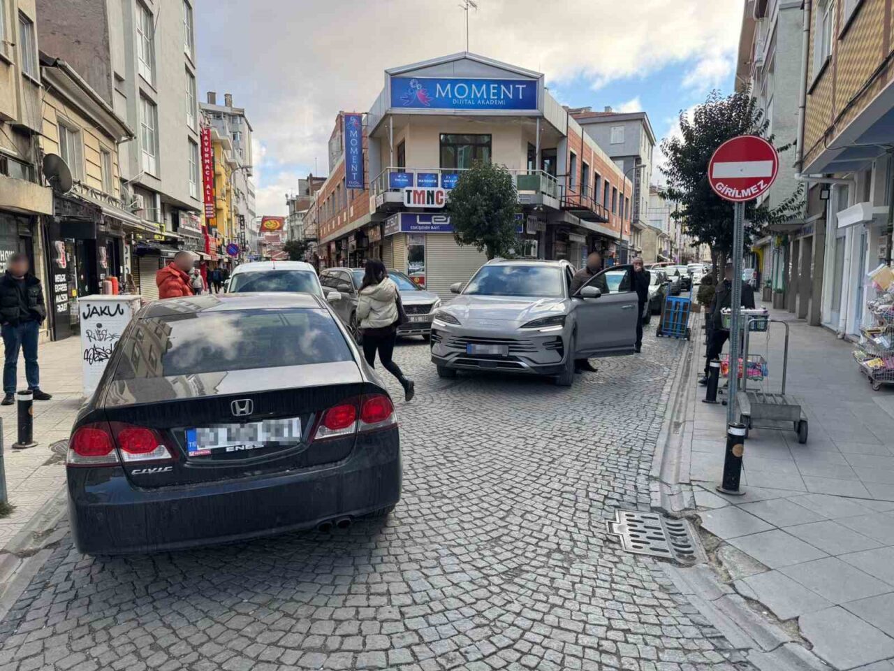 Eskişehir’de iki sokağın kesişiminde hatalı park edilen bir otomobil nedeniyle