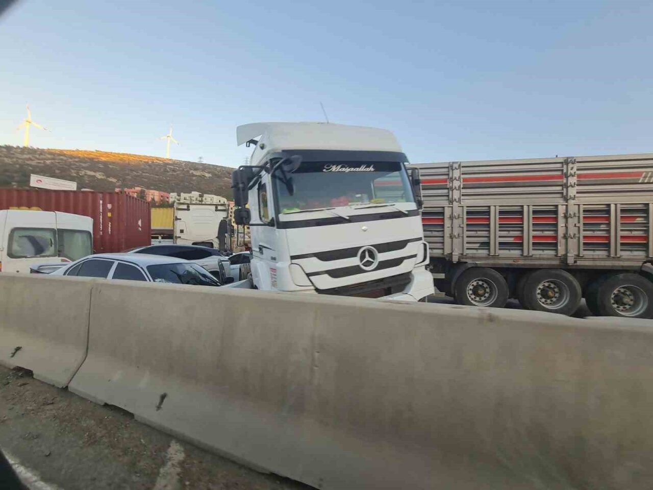 Hatay’da buzlanma nedeniyle yaşanan 12 aracın karıştığı trafik kazasında 11