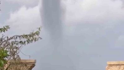 Hatay’ın Arsuz ilçesinde Akdeniz’de oluşan hortum cep telefonuyla görüntülendi. Meteorolojinin