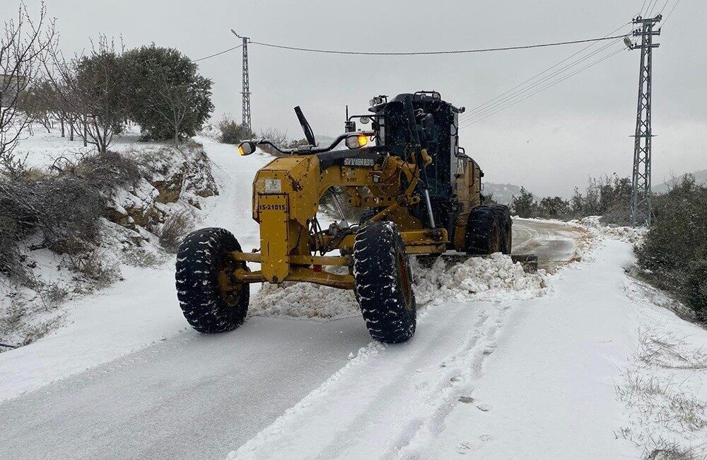 Hatay Büyükşehir Belediyesi, kentte etkili olan kar yağışıyla birlikte tuzlama,