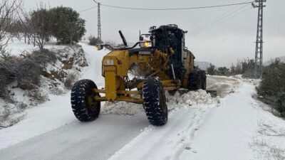 Hatay Büyükşehir Belediyesi, kentte etkili olan kar yağışıyla birlikte tuzlama,