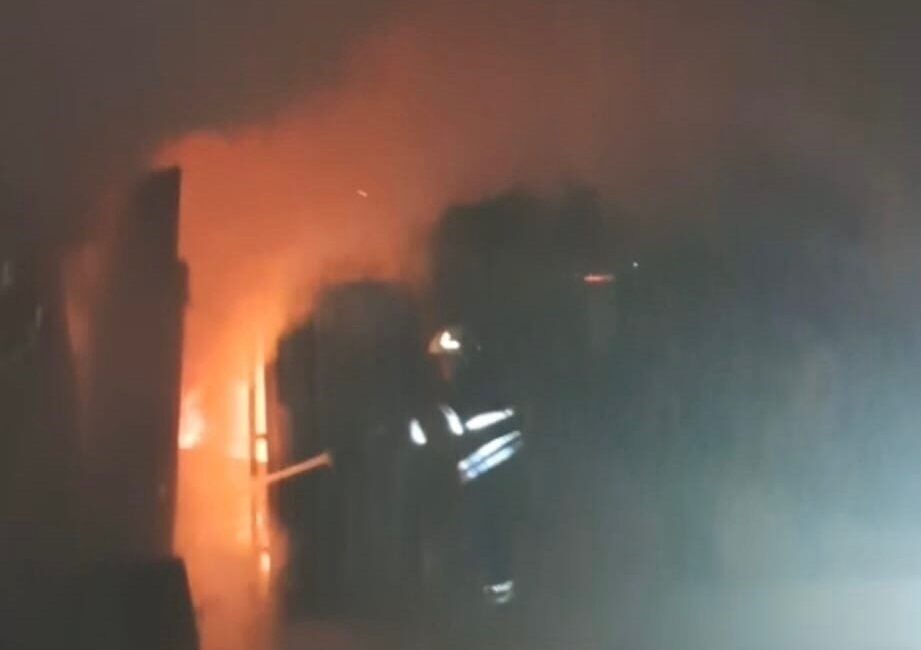 Hatay’da alevlere teslim olarak yanan konteyner kullanılmaz hale geldi. Yangın;