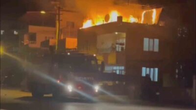 Hatay’ın Payas ilçesinde 2 katlı müstakil evinde damında çıkan yangında