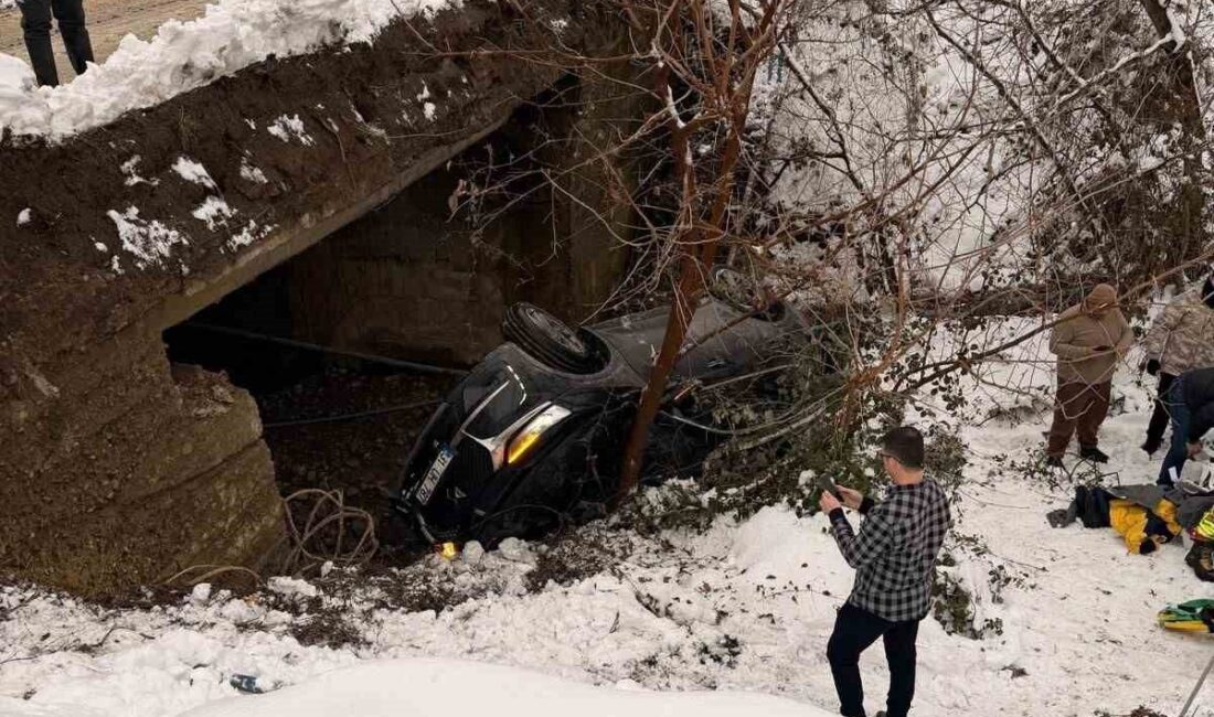 Hatay’da kayganlaşan yolda dereye uçan otomobildeki 5 kişi yaralandı. Kaza;