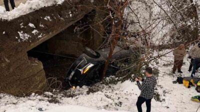 Hatay’da kayganlaşan yolda dereye uçan otomobildeki 5 kişi yaralandı. Kaza;