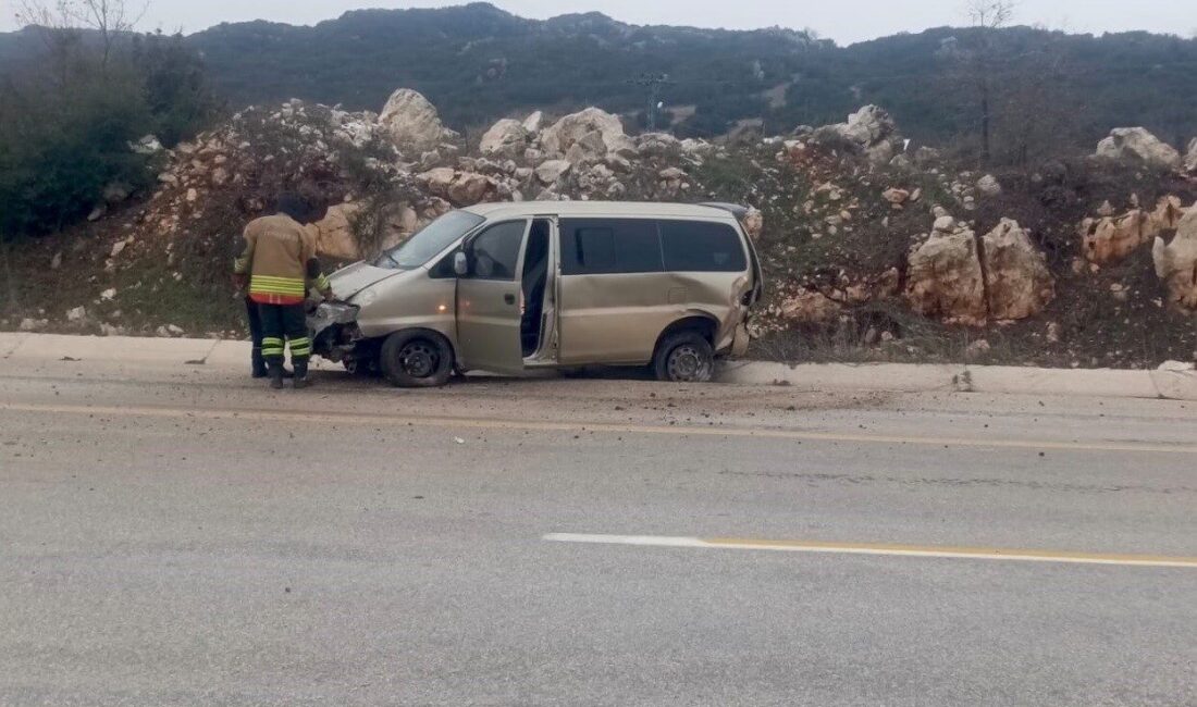 Hatay’da hafif ticari araç ve minibüsün çarpıştı kazada 6 kişi