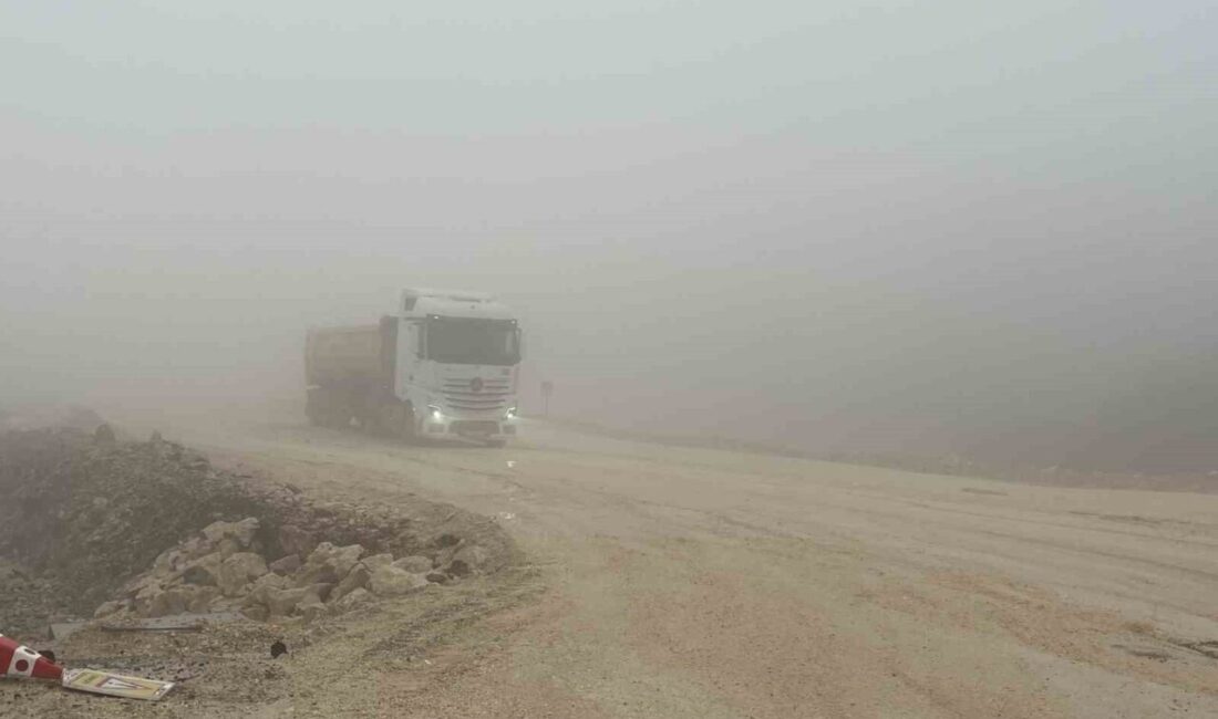 Hatay’da yüksek kesimlerde etkili olan sisle Yayladağı-Antakya yolunda görüş mesafesi