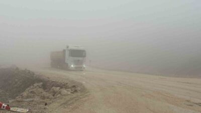 Hatay’da yüksek kesimlerde etkili olan sisle Yayladağı-Antakya yolunda görüş mesafesi