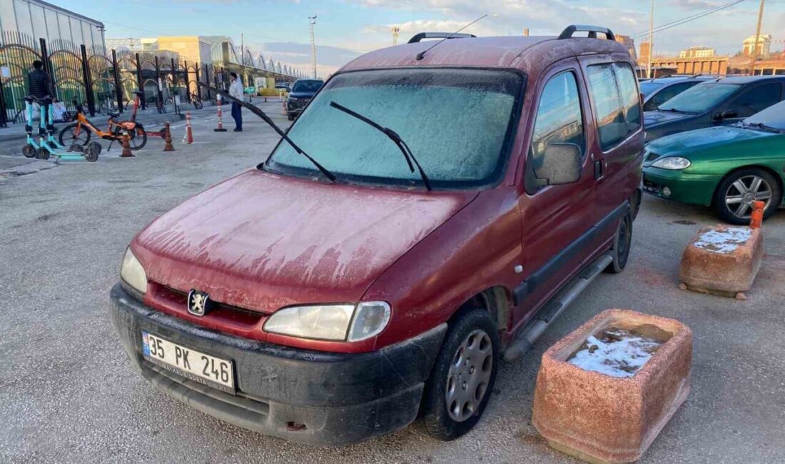 Eskişehir’de hava sıcaklığının sıfır derecenin altına düşmesi sonucunda, park halindeki