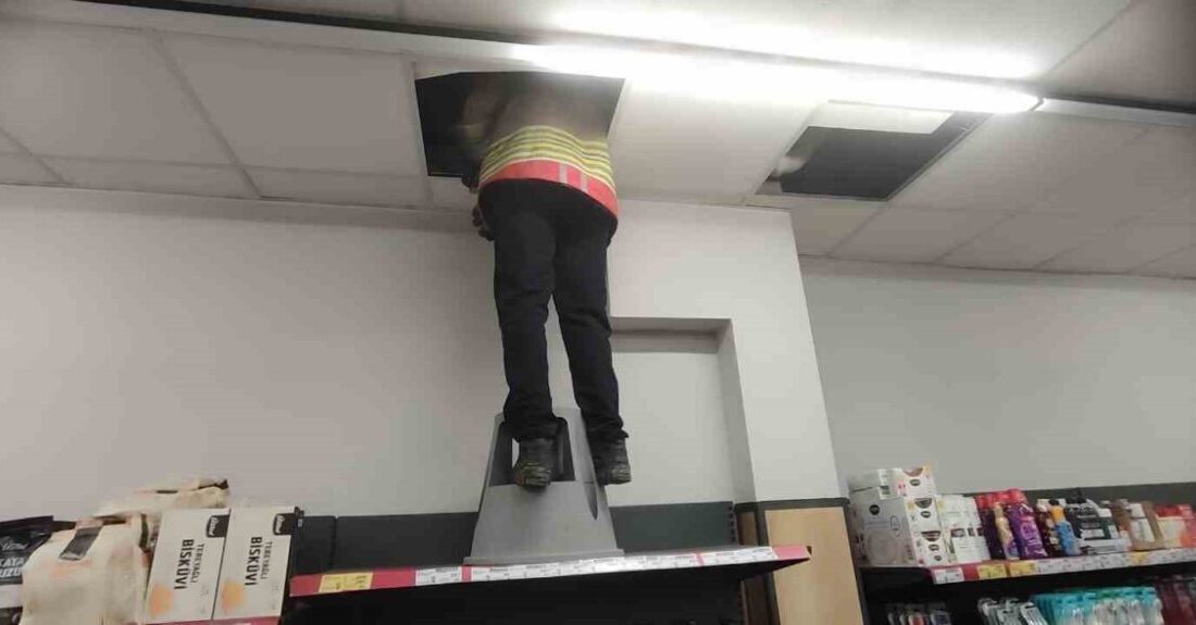 Hatay’da marketin havalandırma boşluğunda mahsur kalan kedi itfaiye ekiplerince kurtarıldı.