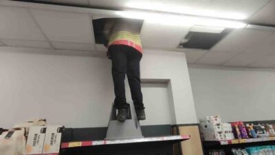 Hatay’da marketin havalandırma boşluğunda mahsur kalan kedi itfaiye ekiplerince kurtarıldı.