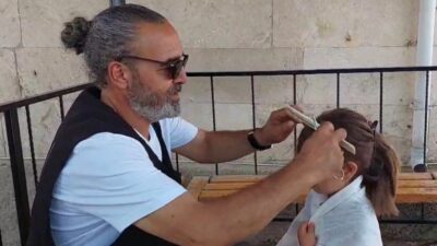 Eskişehir’de kadın kuaförü olan İsmail Kızıl, başlattığı ’Köyde Güzellik Var’