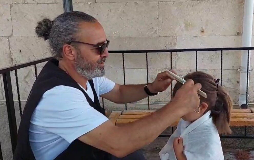 Eskişehir’de kadın kuaförü olan İsmail Kızıl, başlattığı ’Köyde Güzellik Var’