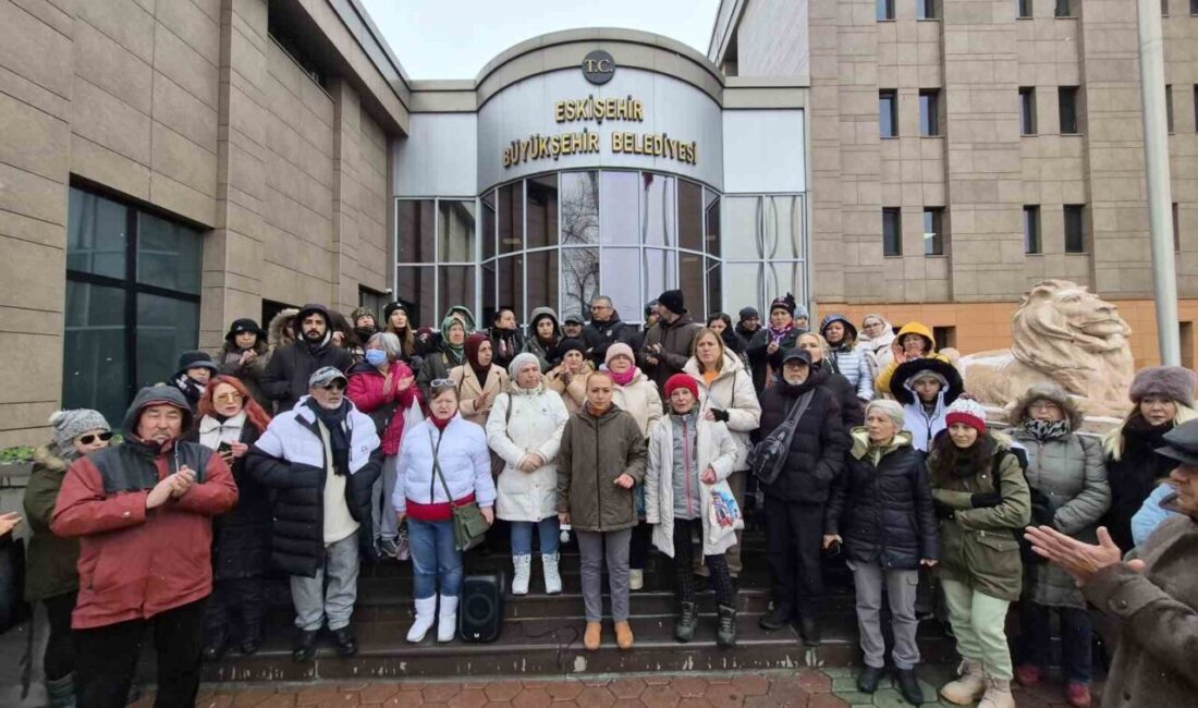 Eskişehir Büyükşehir Belediyesi’nin önünde eylem gerçekleştiren hayvanseverler adına basın açıklaması