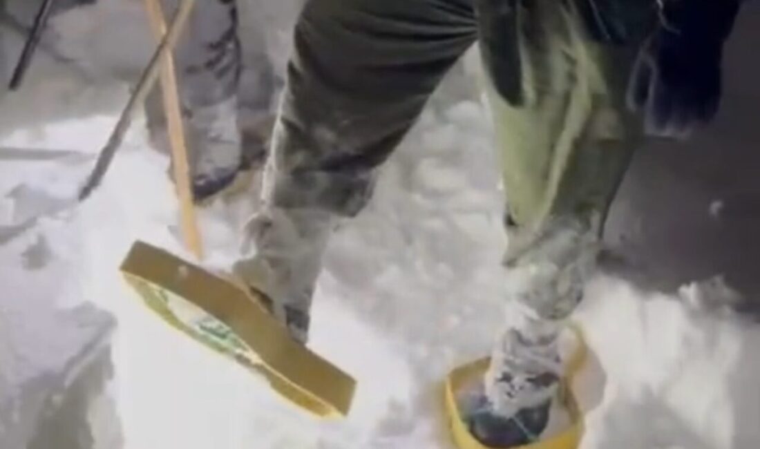 Hakkari’nin Şemdinli ilçesinde karla mücadelede kullanılan iş makinesi için Ankara’dan