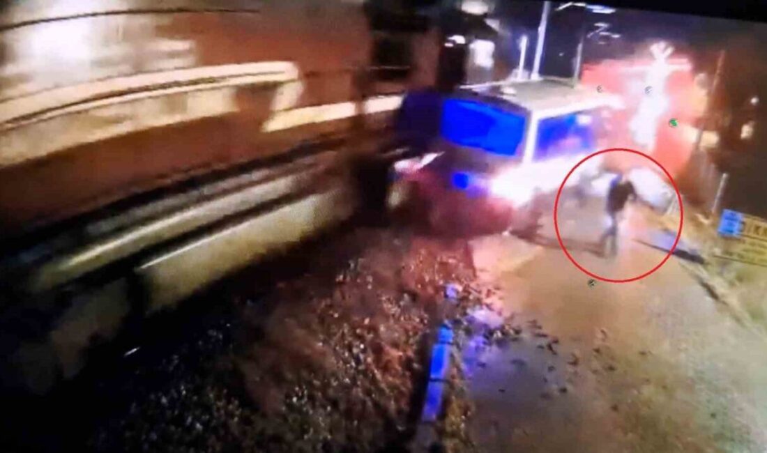 Kırıkkale’de hemzemin geçitte rayda asılı kalan bir dolmuşa yolcu treninin