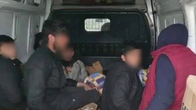 Sakarya’nın Hendek ilçesinde minibüste deterjan kutuları arasında saklanmaya çalışan 6