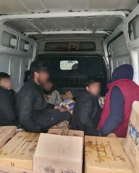 Sakarya’nın Hendek ilçesinde minibüste deterjan kutuları arasında saklanmaya çalışan 6