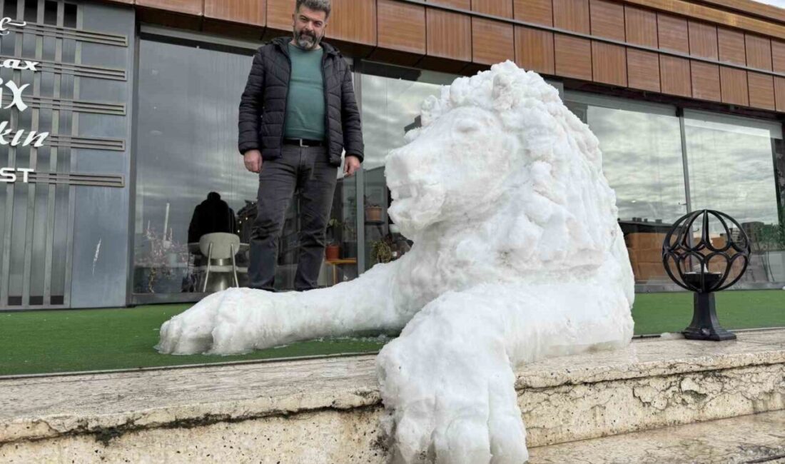 Sivas’ta kar yağışını sanata dönüştüren Fatih Coşkun, kardan adam yapmak