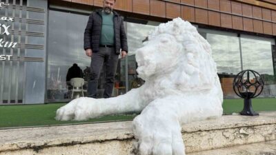 Sivas’ta kar yağışını sanata dönüştüren Fatih Coşkun, kardan adam yapmak