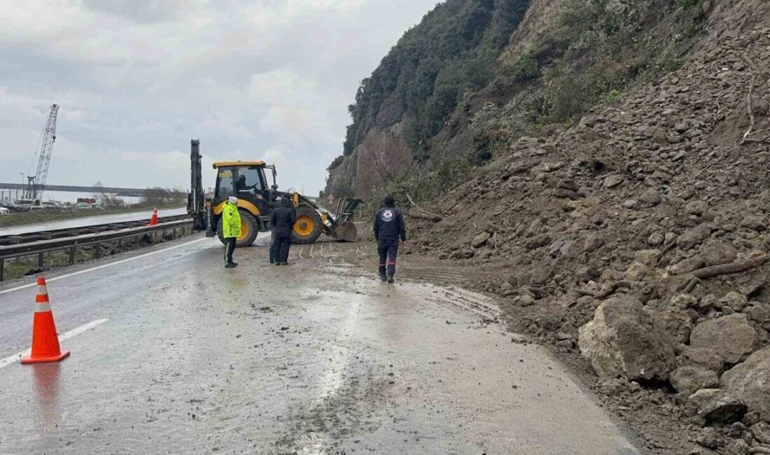 Zonguldak’ın Ereğli ilçesinde yağışların ardından meydana gelen heyelan kara yolunu