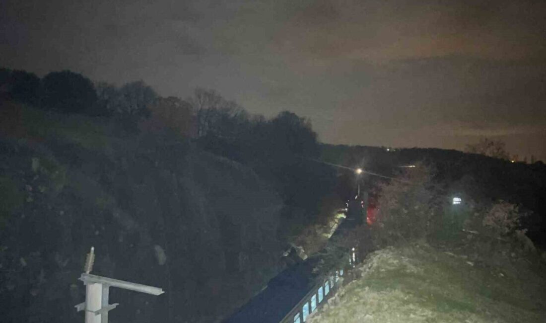 Balıkesir’de toprak kayması nedeni ile Savaştepe ilçesi yakınlarında yolcu treninin