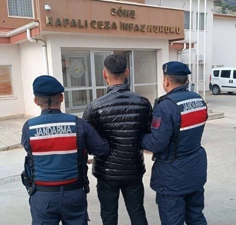 Aydın’ın Söke ilçesinde hırsızlık suçundan aranan ve 5 yıl hapis