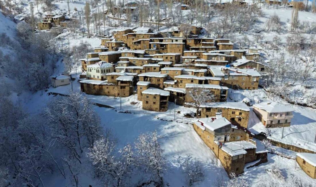 Bitlis’in Hizan ilçesindeki taş evlerden oluşan köyler, kar yağışıyla birlikte