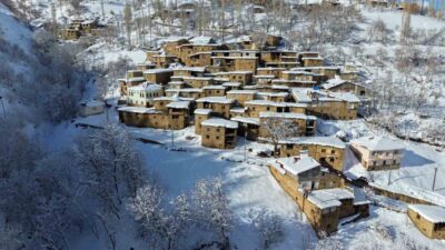 Bitlis’in Hizan ilçesindeki taş evlerden oluşan köyler, kar yağışıyla birlikte