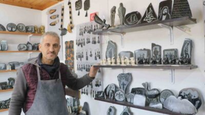 Hatay’da hobi olarak başladığı serpantin taşı işleme sanatını ekmek kapısı