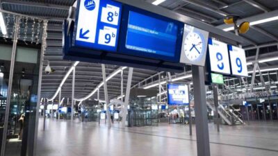 Hollanda’da etkisini sürdüren kar yağışı ve olumsuz hava şartları nedeniyle