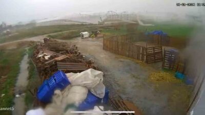 Antalya’nın Serik ilçesinde meydana gelen hortumun serayı saniyeler içinde yerle