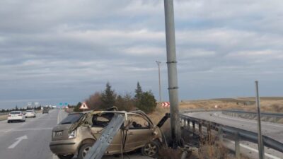 Afyonkarahisar’da önce bariyerlere ardından beton direğe çarpan otomobilin hurdaya döndüğü