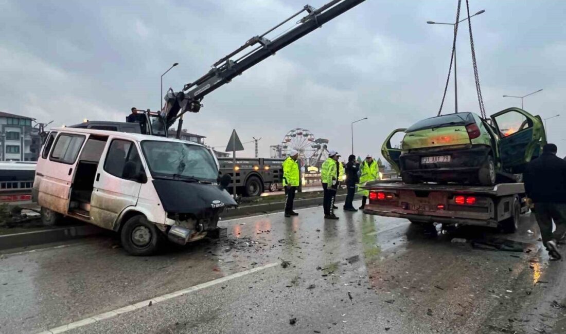 Hatay’da kontrolden çıkan minibüsün karşı şeride geçerek FİAT marka otomobille