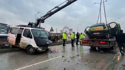 Hatay’da kontrolden çıkan minibüsün karşı şeride geçerek FİAT marka otomobille