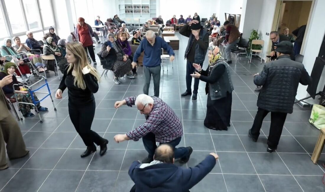 Eskişehir Fethi Yılmaz Sezer Evi’nde kalan yaşlılar, düzenlenen konser sayesinde