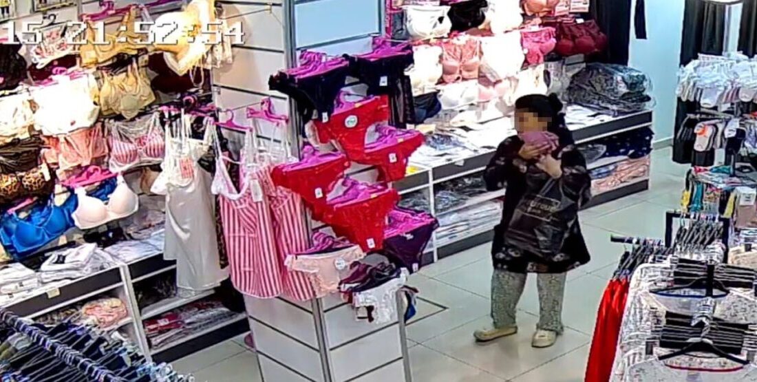 Edirne’de bir giyim mağazasına giren 3 genç kızın, iç çamaşırı