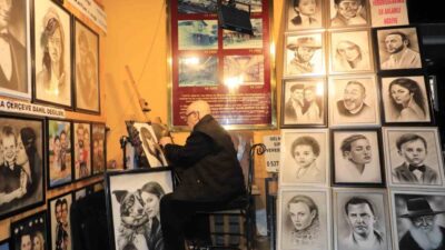 Eskişehir’in simge mekanlarından Haller Gençlik Merkezi’nde çeyrek asırdır fırçasını elinden