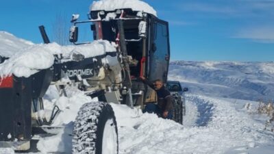 Iğdır’da kar yağışı sonrası kapanan köy yollarında çalışmalar devam ediyor.