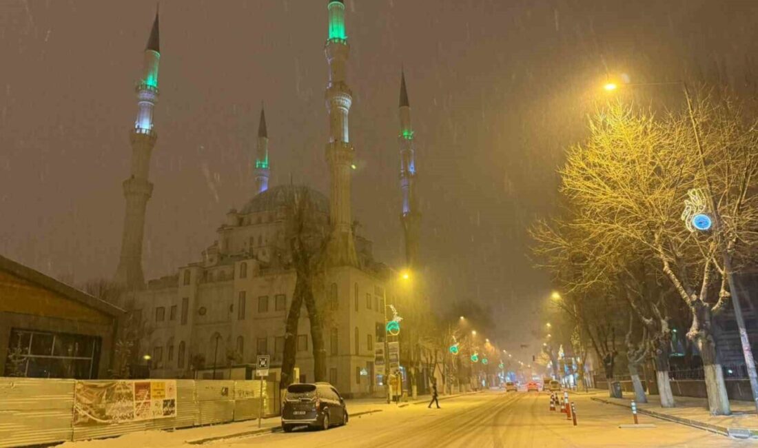 Iğdır’da akşam saatlerinde başlayan kar yağışı, etkisini artırarak devam ediyor.