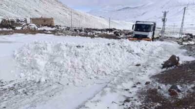 Iğdır’da kardan kapanan köy yollarının açılması için ekipler aralıksız çalışmalarını