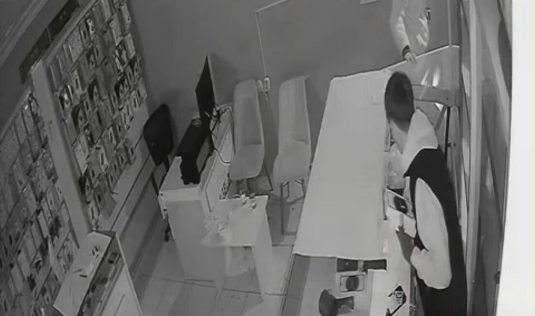 Iğdır’da telefon satış mağazasına giren 2 hırsız, çok sayıda telefonu
