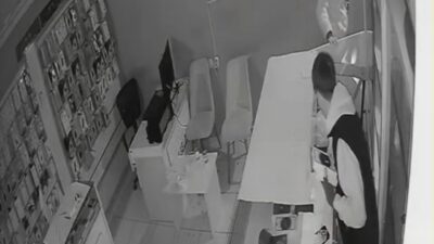 Iğdır’da telefon satış mağazasına giren 2 hırsız, çok sayıda telefonu